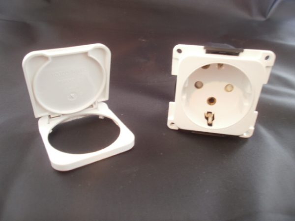 Presa Schuko con Coperchio CBE MP22D B - immagine 2